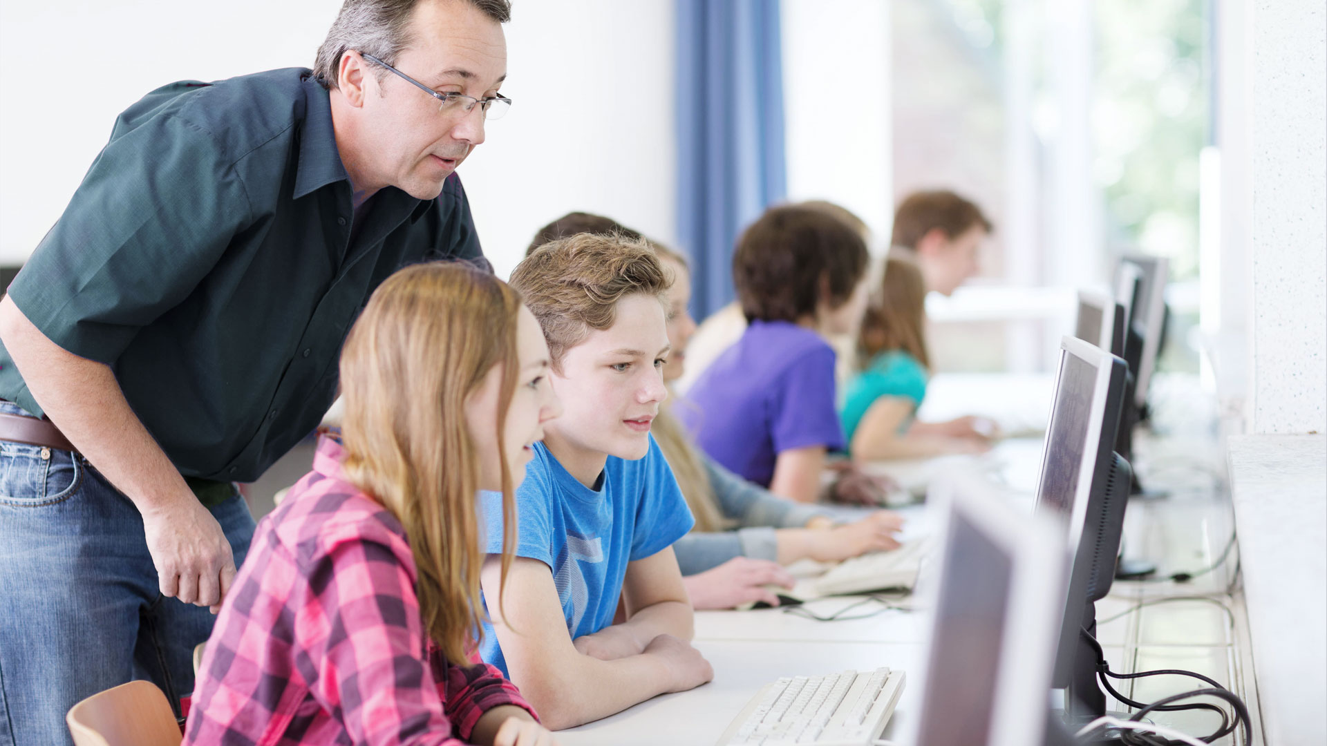 Zwei Schüler besuchen Programmierkurs im Sensor Space