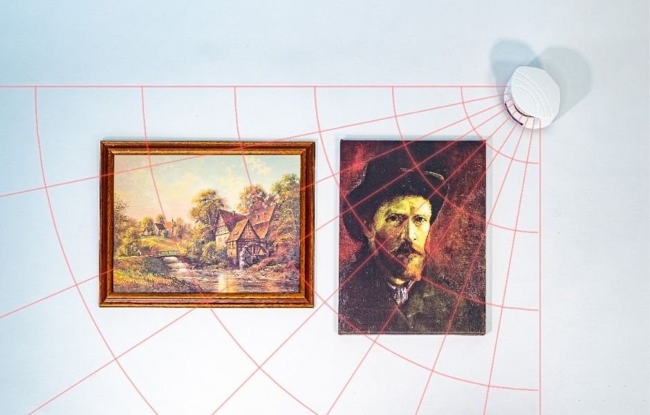 zwei Gemälde hängen an einer Wand und sich schematisch mit einem Sensorgitterfeld gesichert